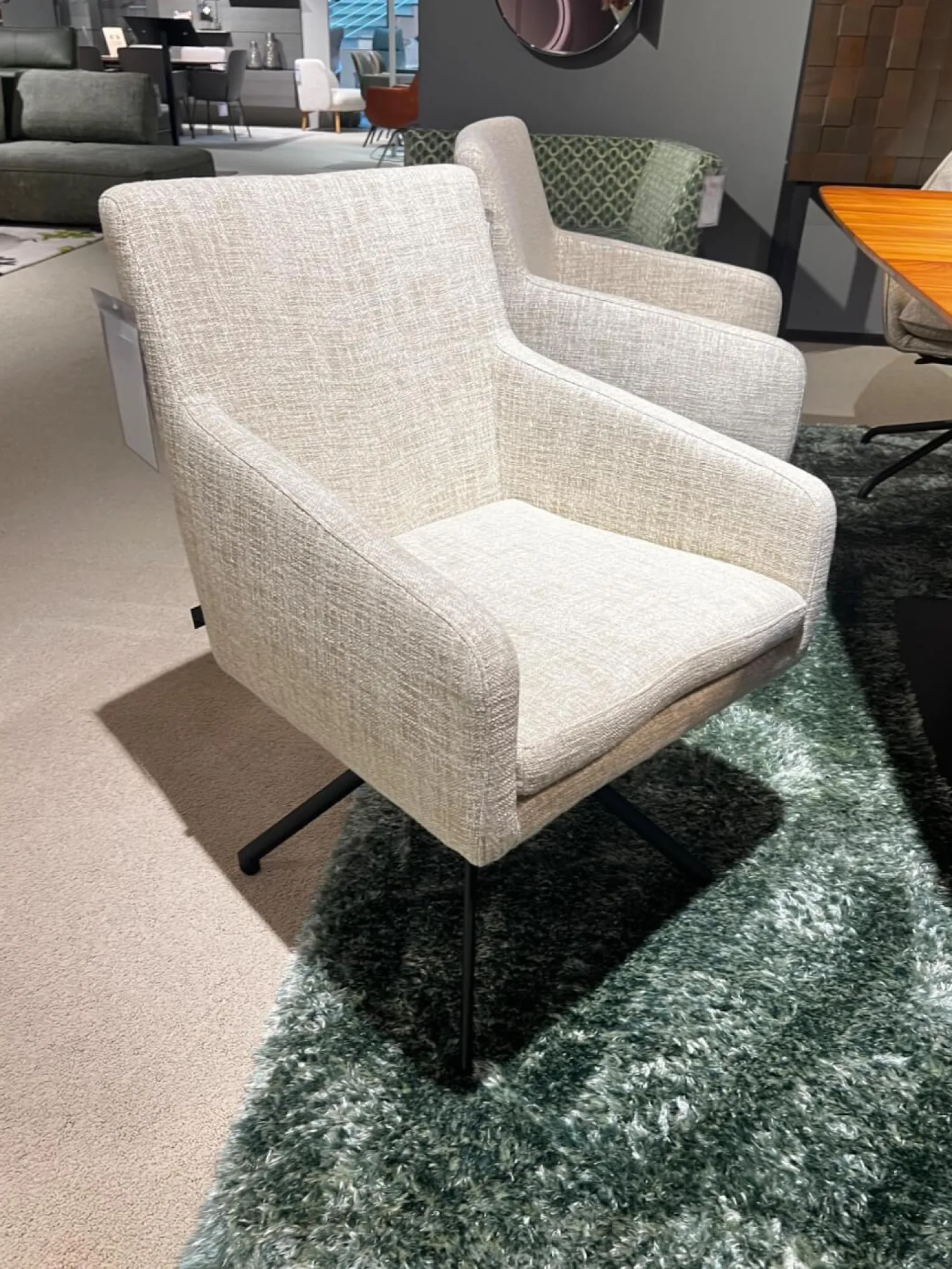 Christine Kröncke Stuhlsets|4er Set Armlehnstuhl Yuma Stoff Sama 072 Papyrus Creme Drehgestell Schwarz Pulverbeschichtet Mit Kunststoffgleitern