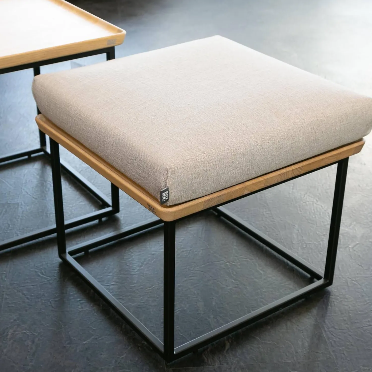 Rolf Benz Couchtische|2-er Set Couchtisch Tischplatte Massiv Eiche Farblos Lackiert Gestell Stahl Lack Matt Verkehrsschwarz RAL 9017 ohne Kissen