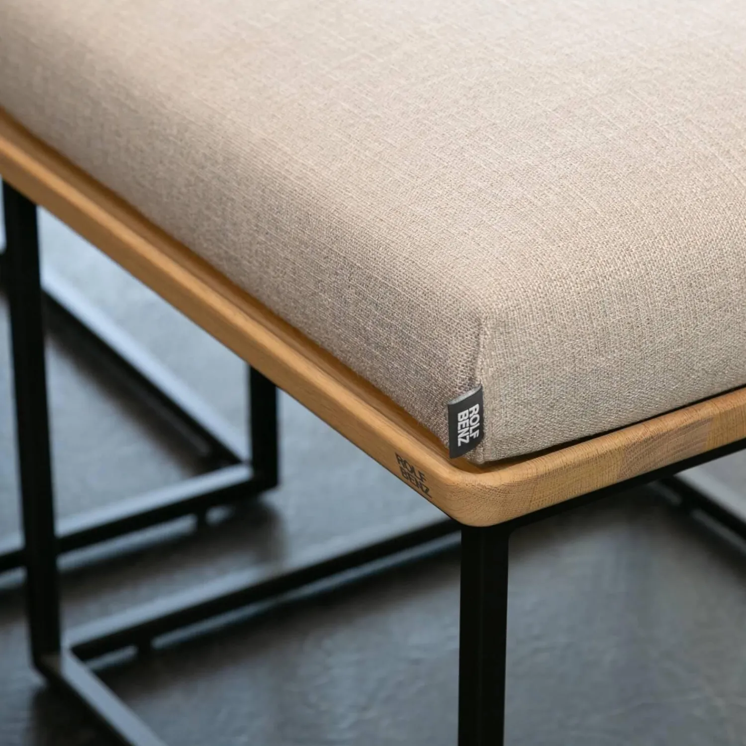 Rolf Benz Couchtische|2-er Set Couchtisch Tischplatte Massiv Eiche Farblos Lackiert Gestell Stahl Lack Matt Verkehrsschwarz RAL 9017 ohne Kissen