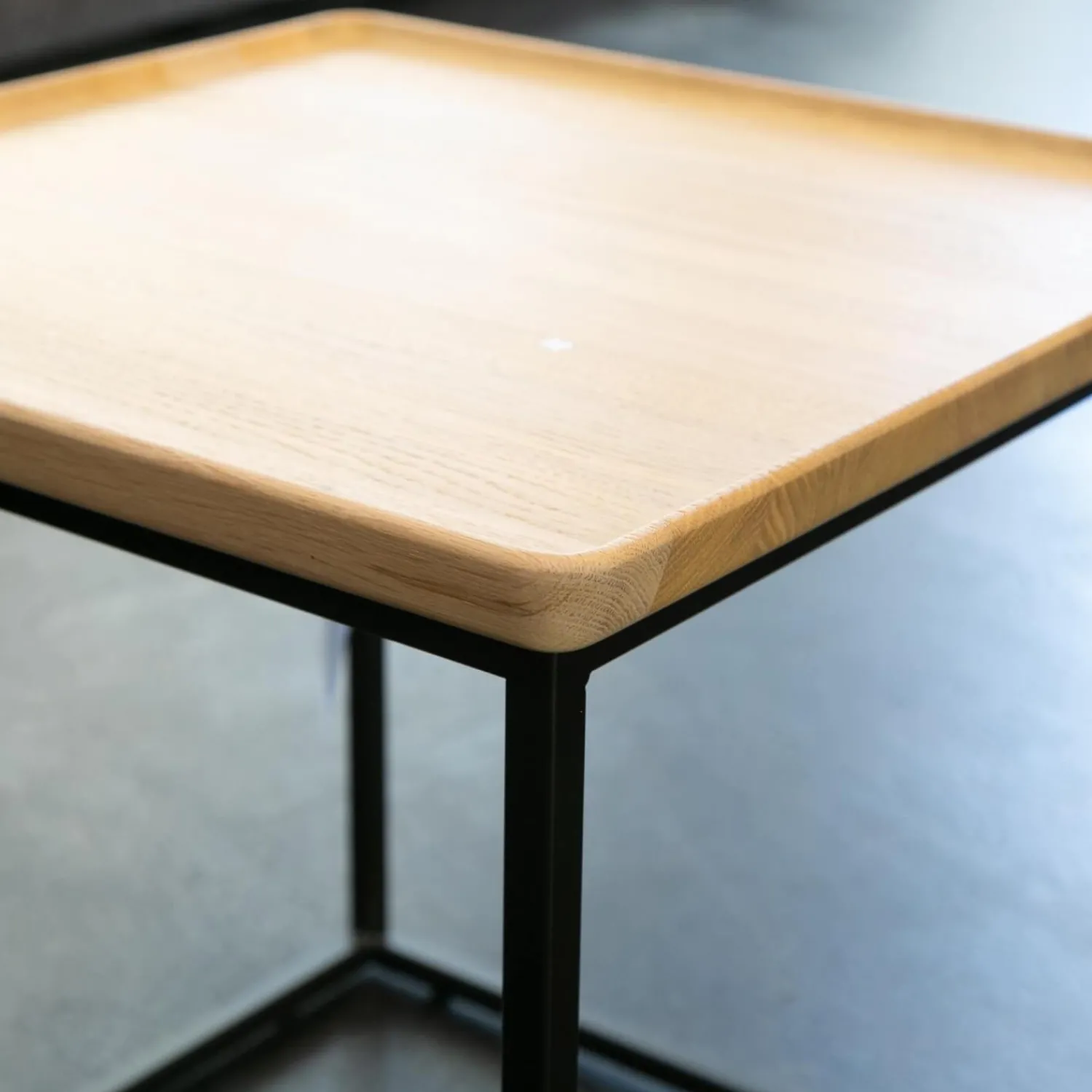 Rolf Benz Couchtische|2-er Set Couchtisch Tischplatte Massiv Eiche Farblos Lackiert Gestell Stahl Lack Matt Verkehrsschwarz RAL 9017 ohne Kissen