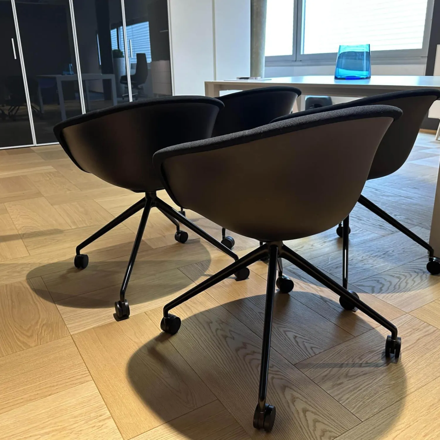 Arper Stuhlsets|2-er Set Drehsessel Duna 02 4217 Stoff Jet Fidvi Schwarz Schale Polypropylen Spinnenfuß Aluminium Lackiert