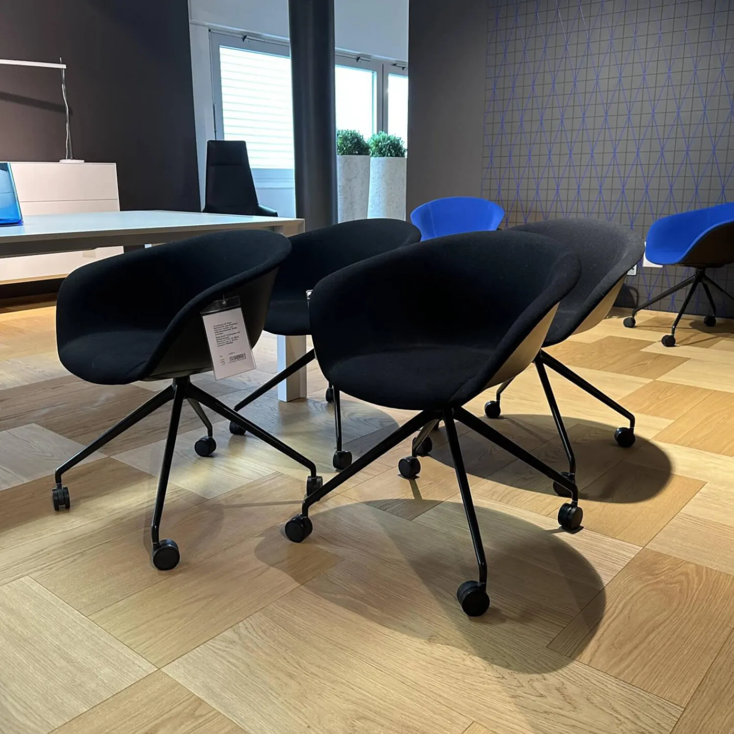 Arper Stuhlsets|2-er Set Drehsessel Duna 02 4217 Stoff Jet Fidvi Schwarz Schale Polypropylen Spinnenfuß Aluminium Lackiert