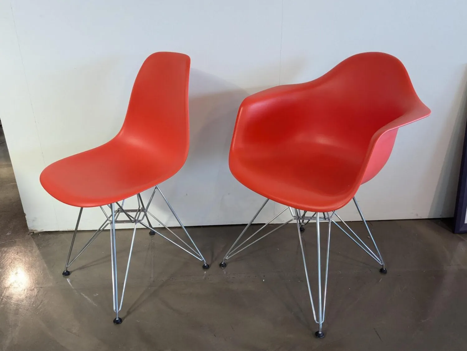 Vitra Stuhlsets|2er Set Eames Plastic Sidechair Und Armchair Sitzschale Kunststoff Oxidrot Rot Gestell Metall Verchromt