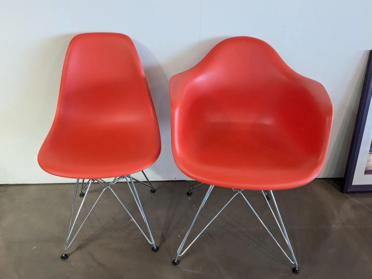 Vitra Stuhlsets|2er Set Eames Plastic Sidechair Und Armchair Sitzschale Kunststoff Oxidrot Rot Gestell Metall Verchromt