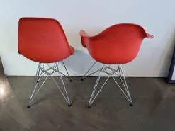 Vitra Stuhlsets|2er Set Eames Plastic Sidechair Und Armchair Sitzschale Kunststoff Oxidrot Rot Gestell Metall Verchromt