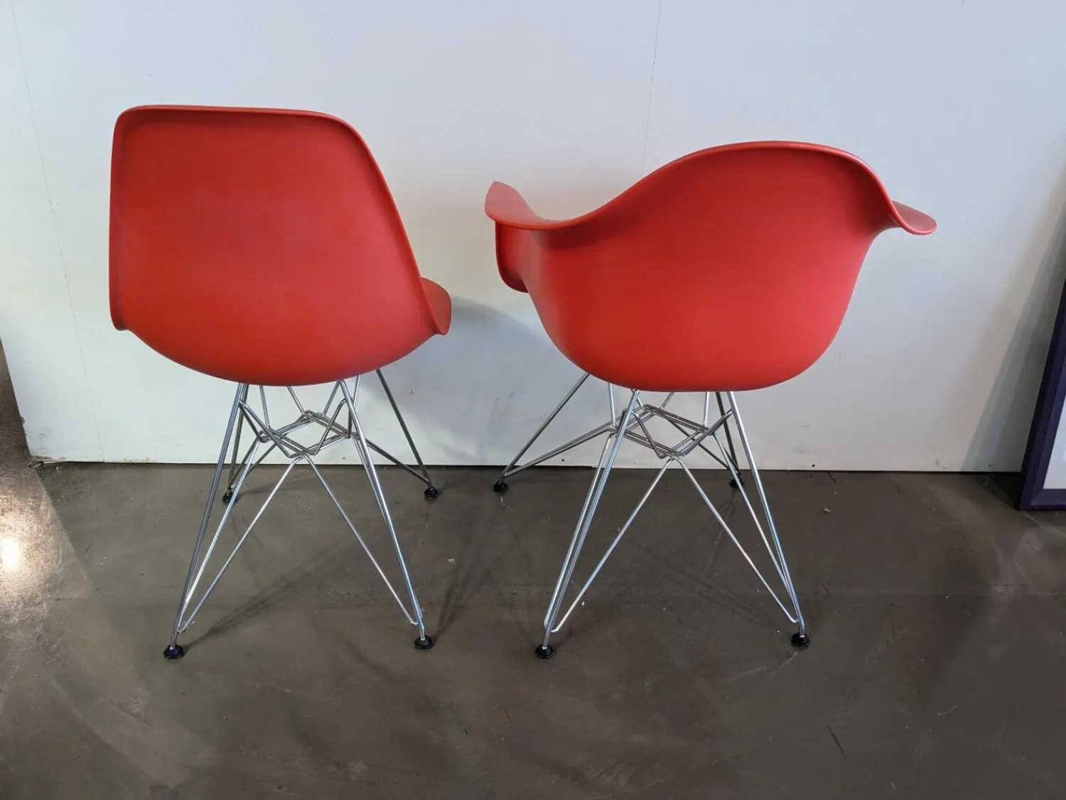 Vitra Stuhlsets|2er Set Eames Plastic Sidechair Und Armchair Sitzschale Kunststoff Oxidrot Rot Gestell Metall Verchromt