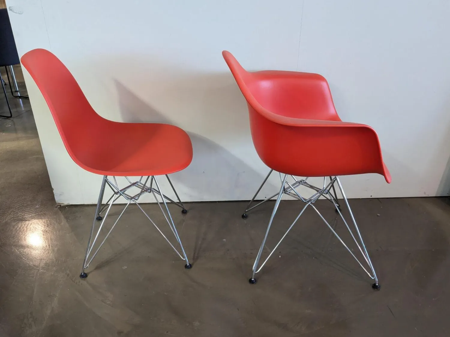 Vitra Stuhlsets|2er Set Eames Plastic Sidechair Und Armchair Sitzschale Kunststoff Oxidrot Rot Gestell Metall Verchromt