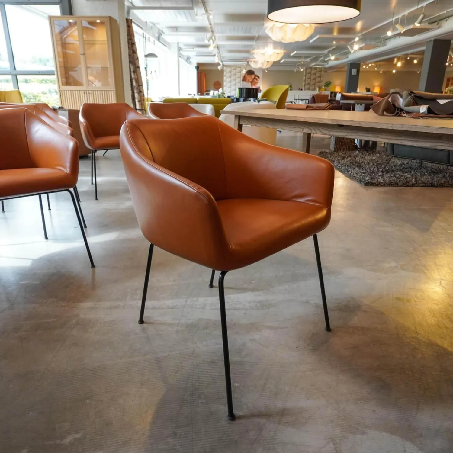 Kebe Stuhlsets|6er Set Esszimmerstuhl Leder Farbe Haselnuss Beine Metall Schwarz Lackiert