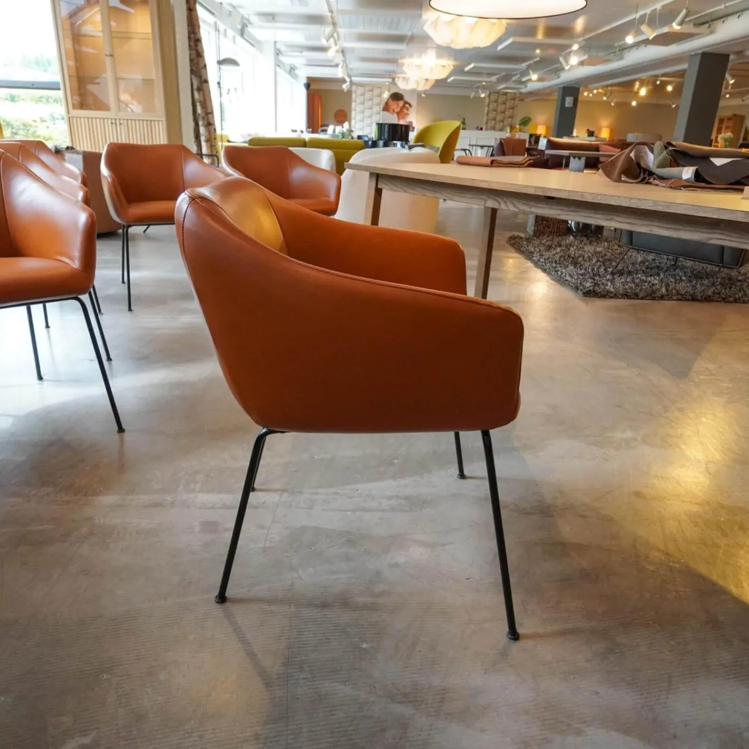 Kebe Stuhlsets|6er Set Esszimmerstuhl Leder Farbe Haselnuss Beine Metall Schwarz Lackiert