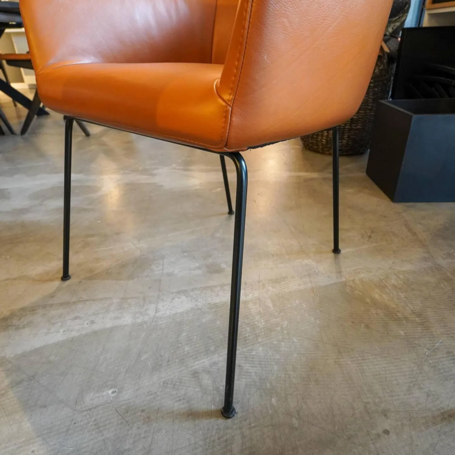 Kebe Stuhlsets|6er Set Esszimmerstuhl Leder Farbe Haselnuss Beine Metall Schwarz Lackiert