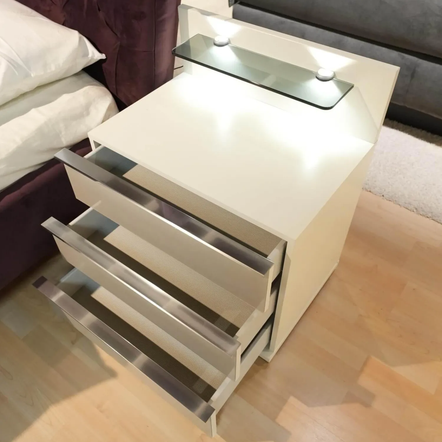 Wiemann Nachttische|2er Set Nachtschrank Shanghai 2 665 062 Korpus Weiß Front Glas Kieselgrau Mit LED Touchbeschlag