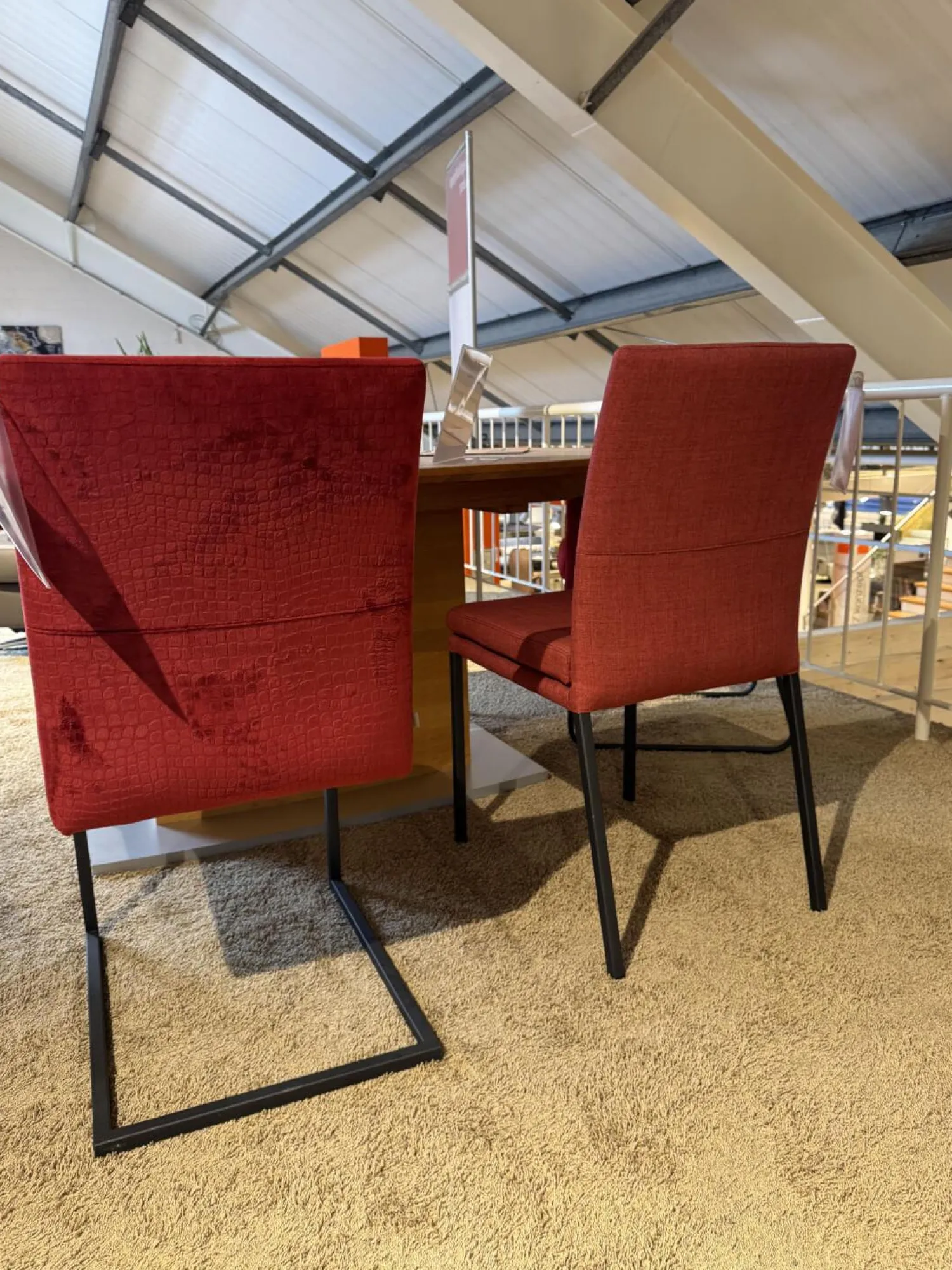 Global Stuhlsets|6er Set Saragossa Stoff Rot Verschiedene Farbtöne Gestell 2x Freischwinger Metall Schwarz Pulverbeschichtet 2x 4 Fuß Metall Schwarz Pulverbeschichtet Und 2x Kufen Metall Schwarz Pulverbschichtetet