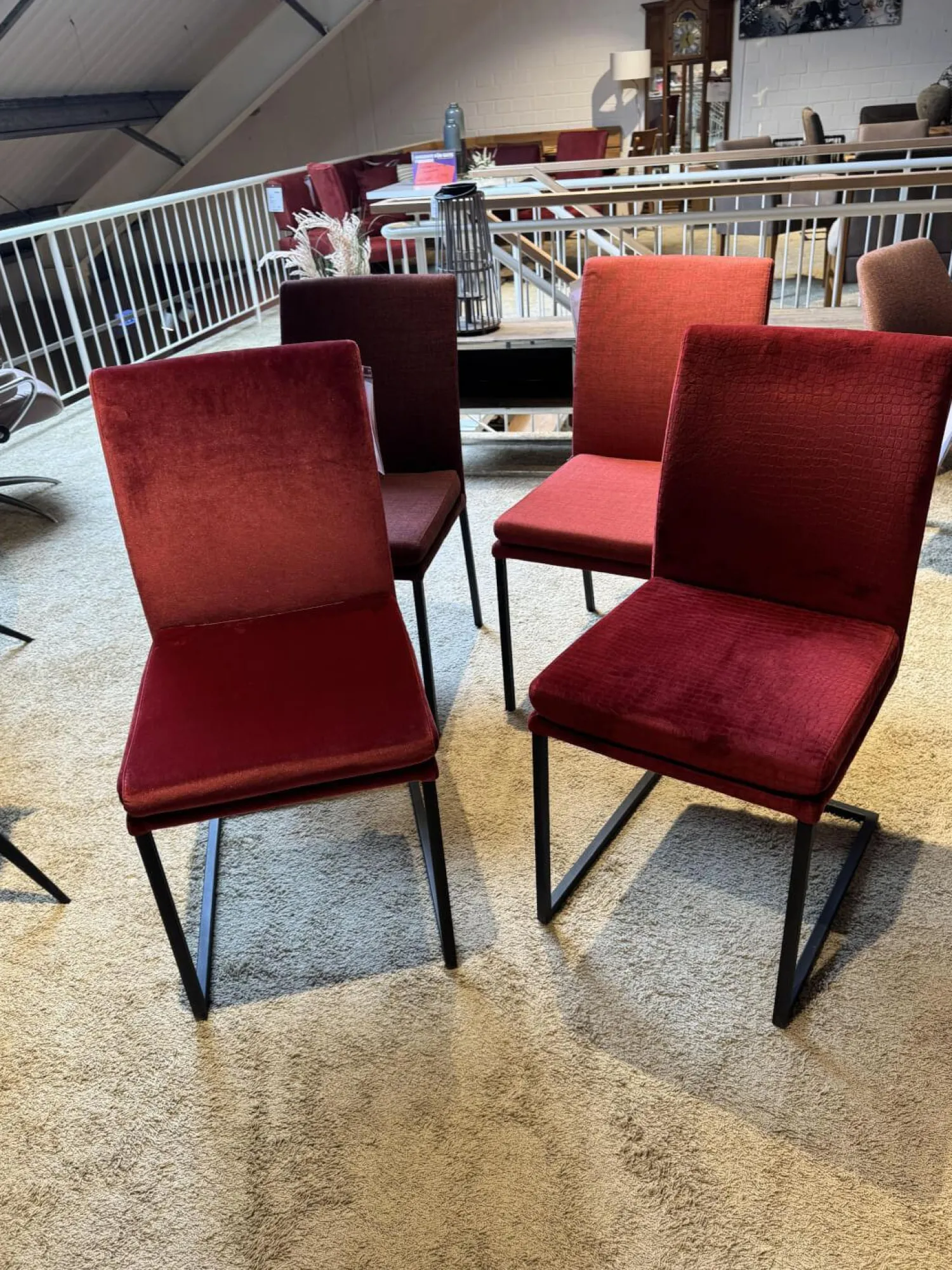 Global Stuhlsets|6er Set Saragossa Stoff Rot Verschiedene Farbtöne Gestell 2x Freischwinger Metall Schwarz Pulverbeschichtet 2x 4 Fuß Metall Schwarz Pulverbeschichtet Und 2x Kufen Metall Schwarz Pulverbschichtetet