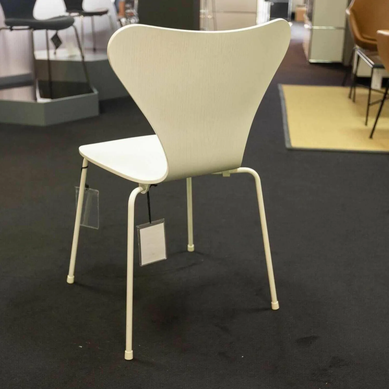 Fritz Hansen Stuhlsets|3-er Set Serie 7 Eiche Natur Ulme Natur Und Esche Weiß Gefärbt Stapelbar