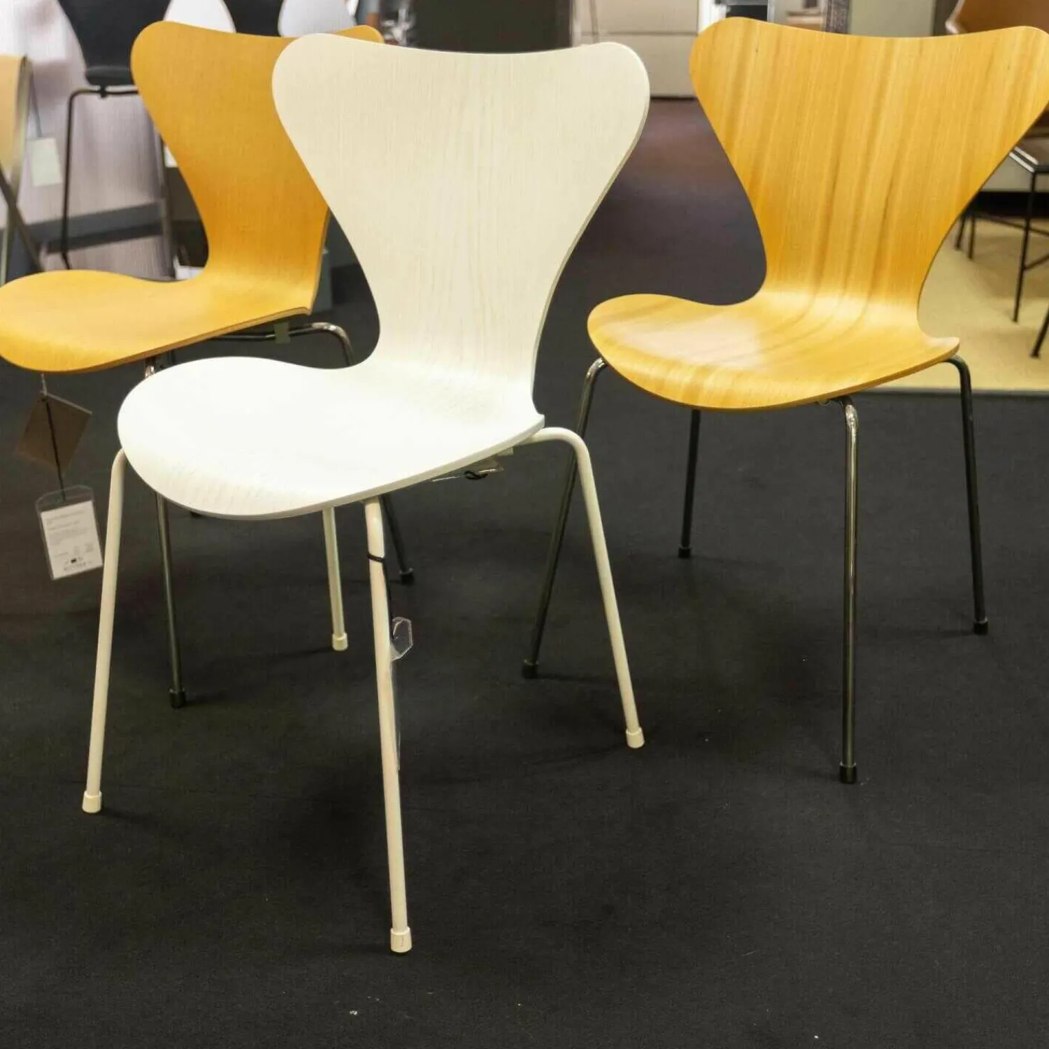 Fritz Hansen Stuhlsets|3-er Set Serie 7 Eiche Natur Ulme Natur Und Esche Weiß Gefärbt Stapelbar