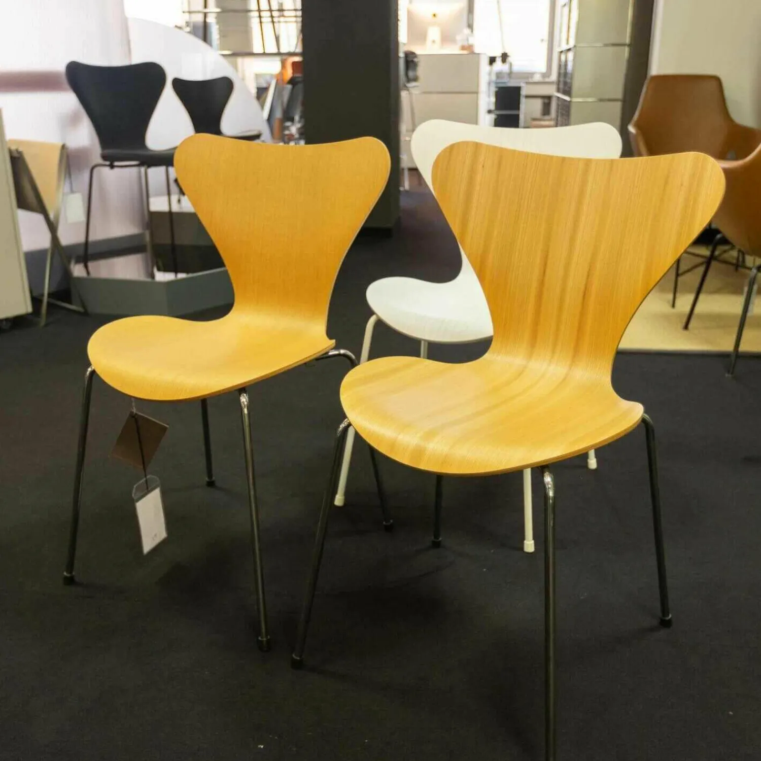 Fritz Hansen Stuhlsets|3-er Set Serie 7 Eiche Natur Ulme Natur Und Esche Weiß Gefärbt Stapelbar