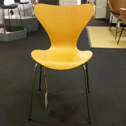 Fritz Hansen Stuhlsets|3-er Set Serie 7 Eiche Natur Ulme Natur Und Esche Weiß Gefärbt Stapelbar