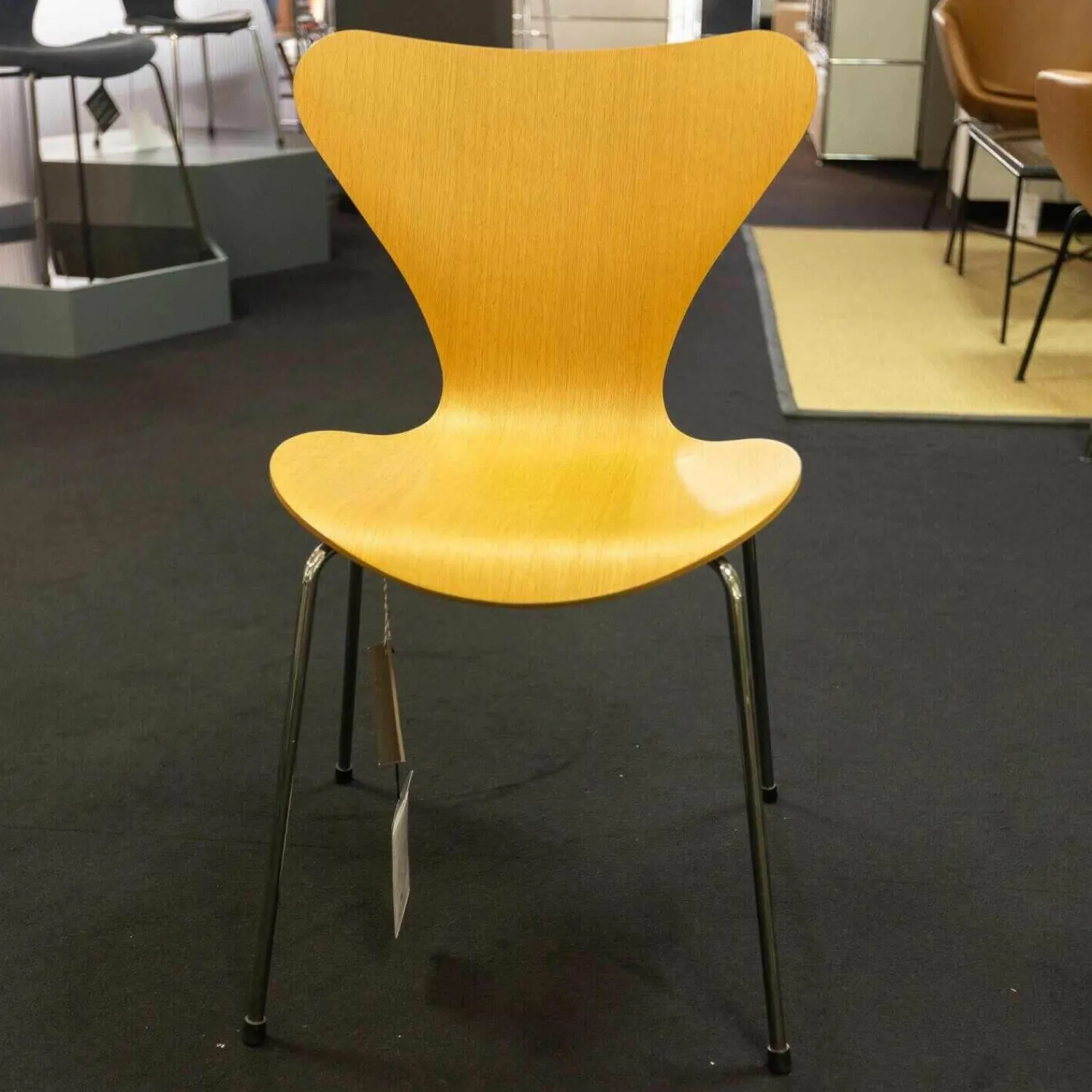 Fritz Hansen Stuhlsets|3-er Set Serie 7 Eiche Natur Ulme Natur Und Esche Weiß Gefärbt Stapelbar