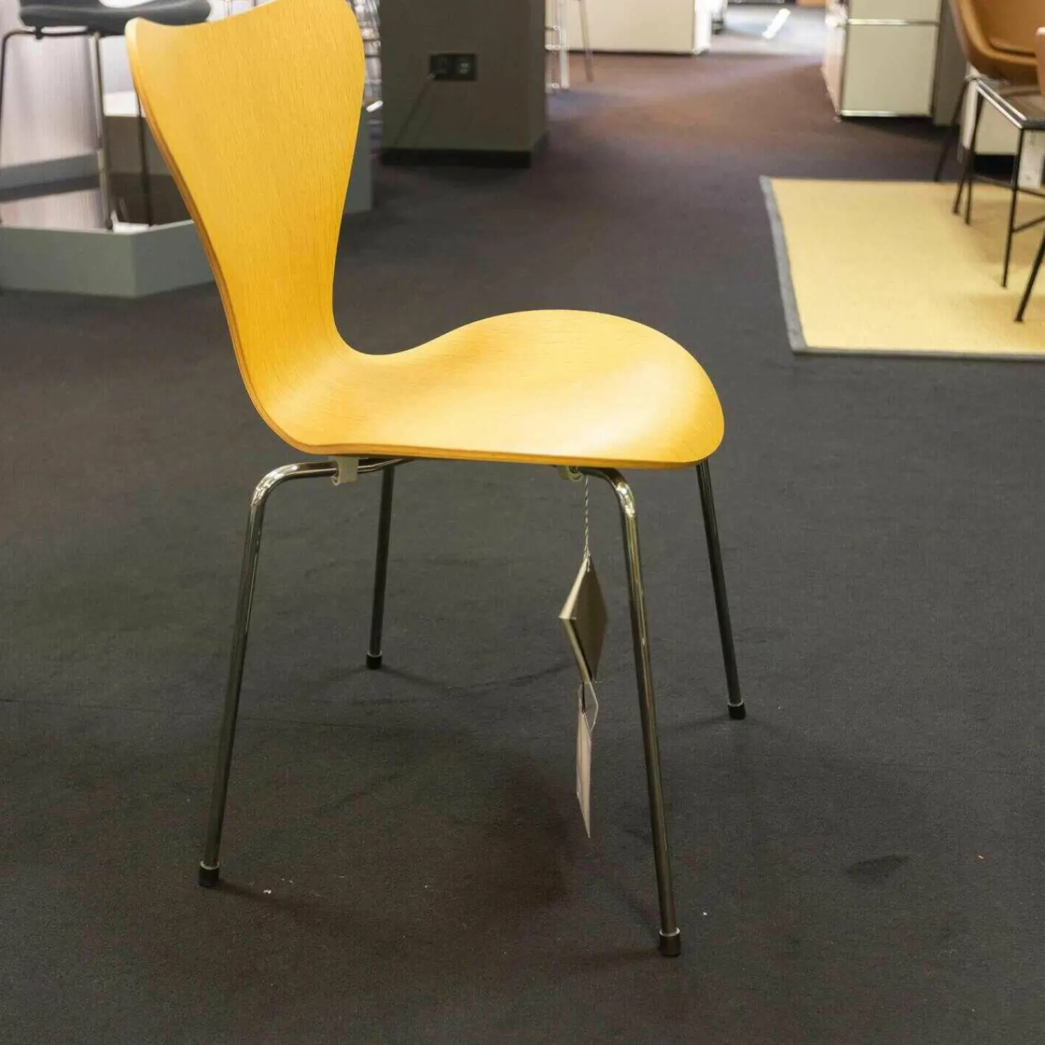 Fritz Hansen Stuhlsets|3-er Set Serie 7 Eiche Natur Ulme Natur Und Esche Weiß Gefärbt Stapelbar