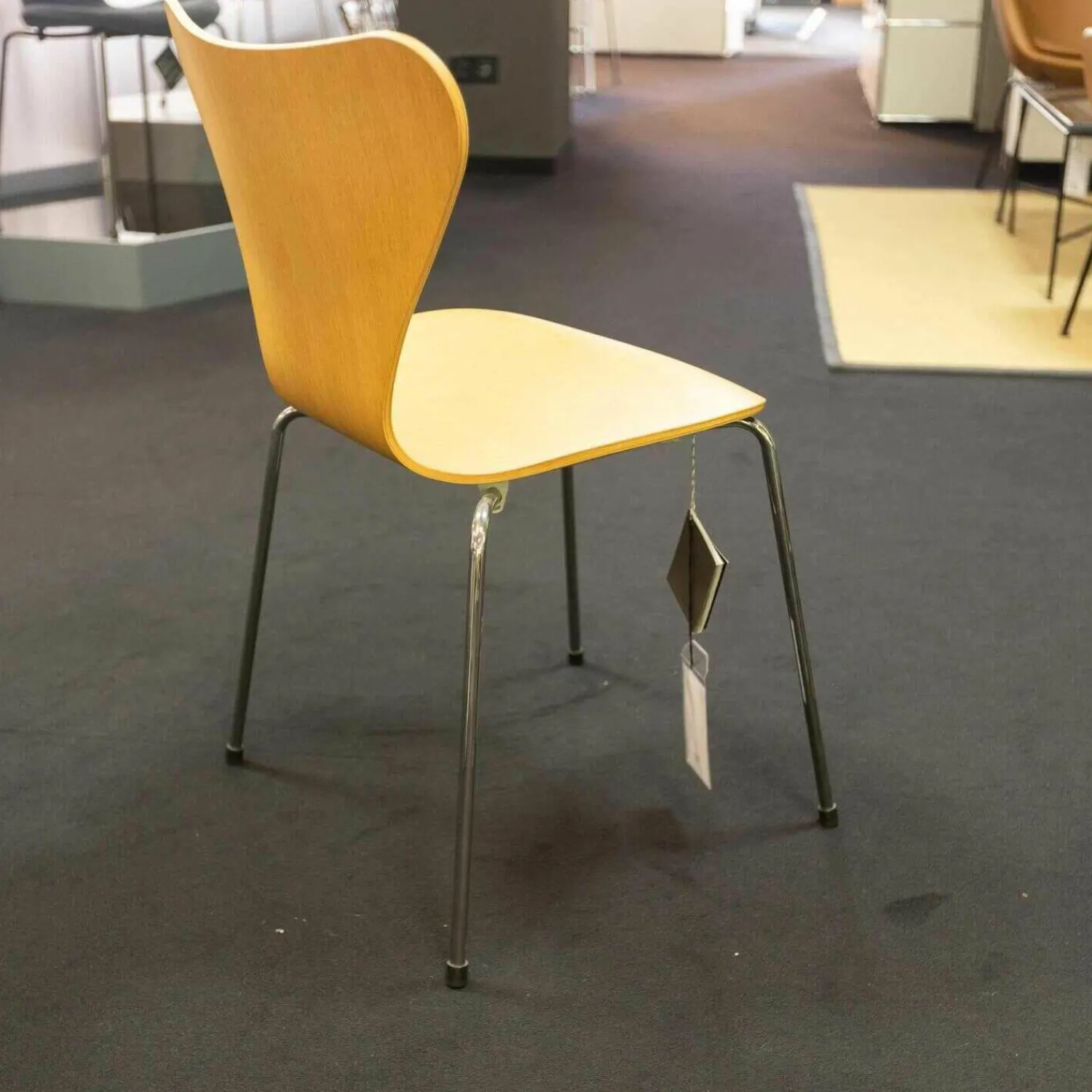 Fritz Hansen Stuhlsets|3-er Set Serie 7 Eiche Natur Ulme Natur Und Esche Weiß Gefärbt Stapelbar