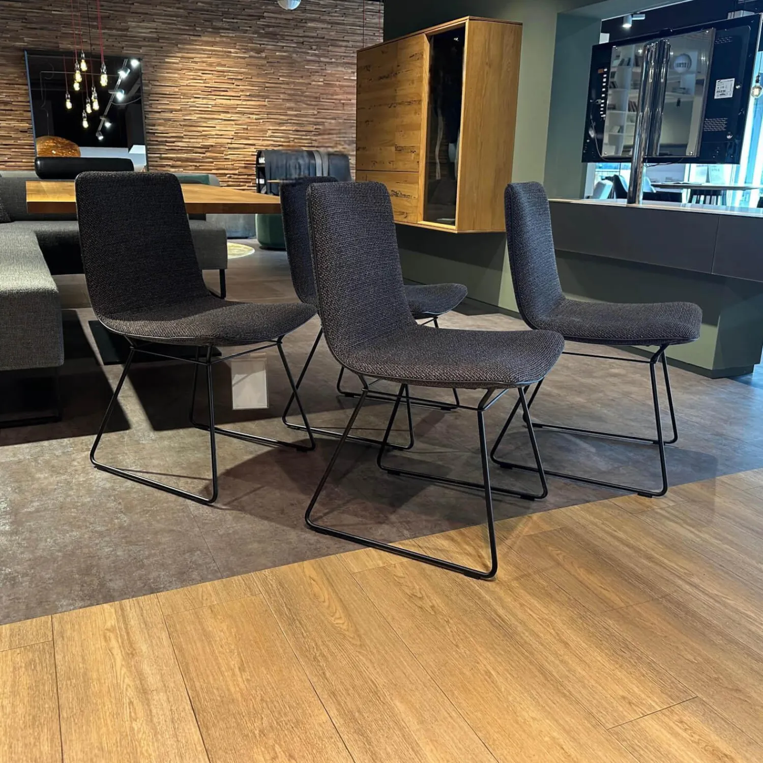 Freifrau Stuhlsets|4er Set Stuhl Amelie Stoff Sahco Safire 0002 Grau Schwarz Drahtgestell Tiefschwarz