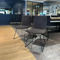 Freifrau Stuhlsets|4er Set Stuhl Amelie Stoff Sahco Safire 0002 Grau Schwarz Drahtgestell Tiefschwarz