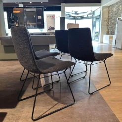 Freifrau Stuhlsets|4er Set Stuhl Amelie Stoff Sahco Safire 0002 Grau Schwarz Drahtgestell Tiefschwarz