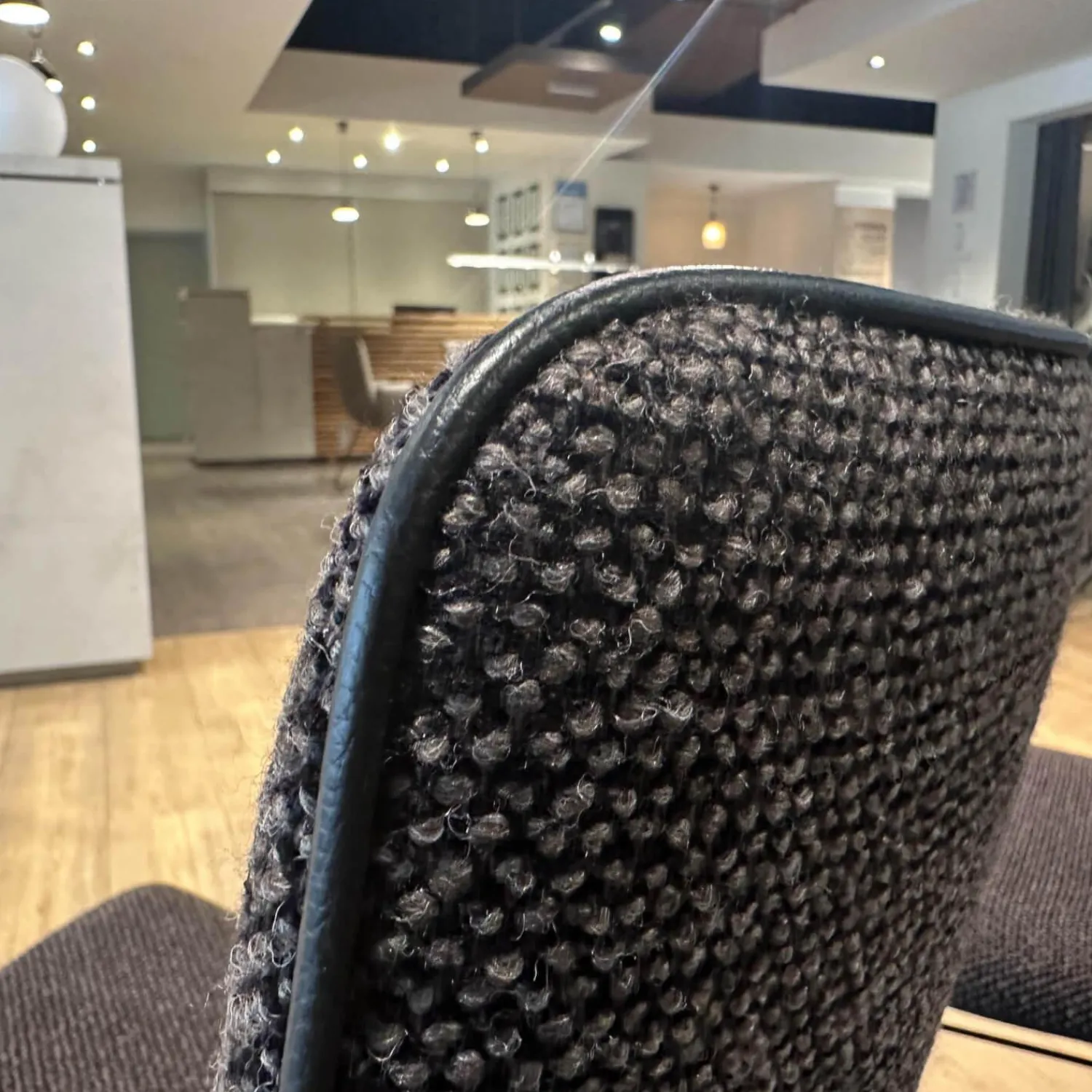 Freifrau Stuhlsets|4er Set Stuhl Amelie Stoff Sahco Safire 0002 Grau Schwarz Drahtgestell Tiefschwarz