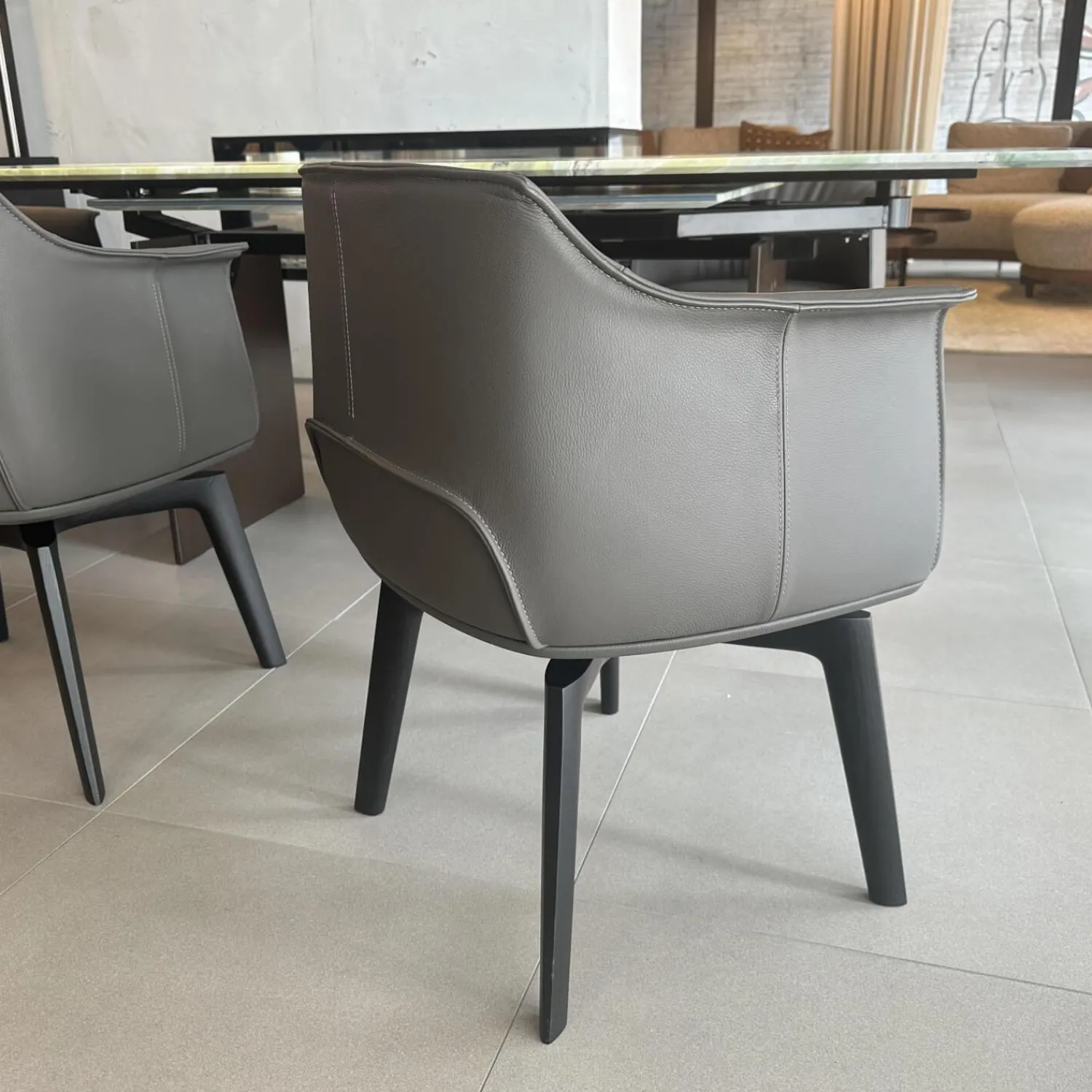 Poltrona Frau Stuhlsets|4er Set Stuhl Archibald Leder Nest Grau Gestell Massivholz Esche Farbig Gebeizt Schwarz Drehbar