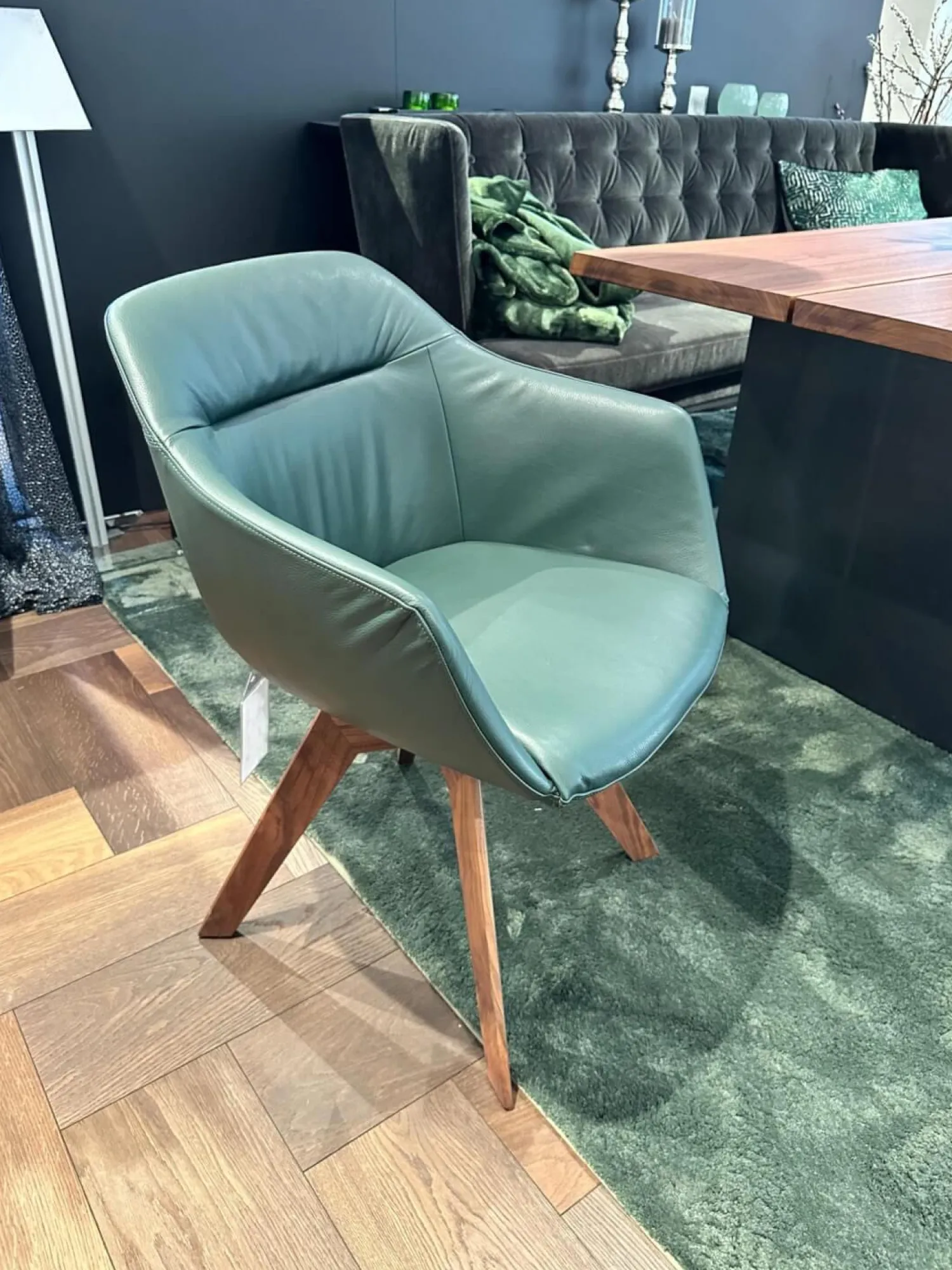 Bielefelder Werkstätten Stuhlsets|2er Set Stuhl Cara Leder Normandie Grün Holzgestell Massiv Nussbaum Geölt