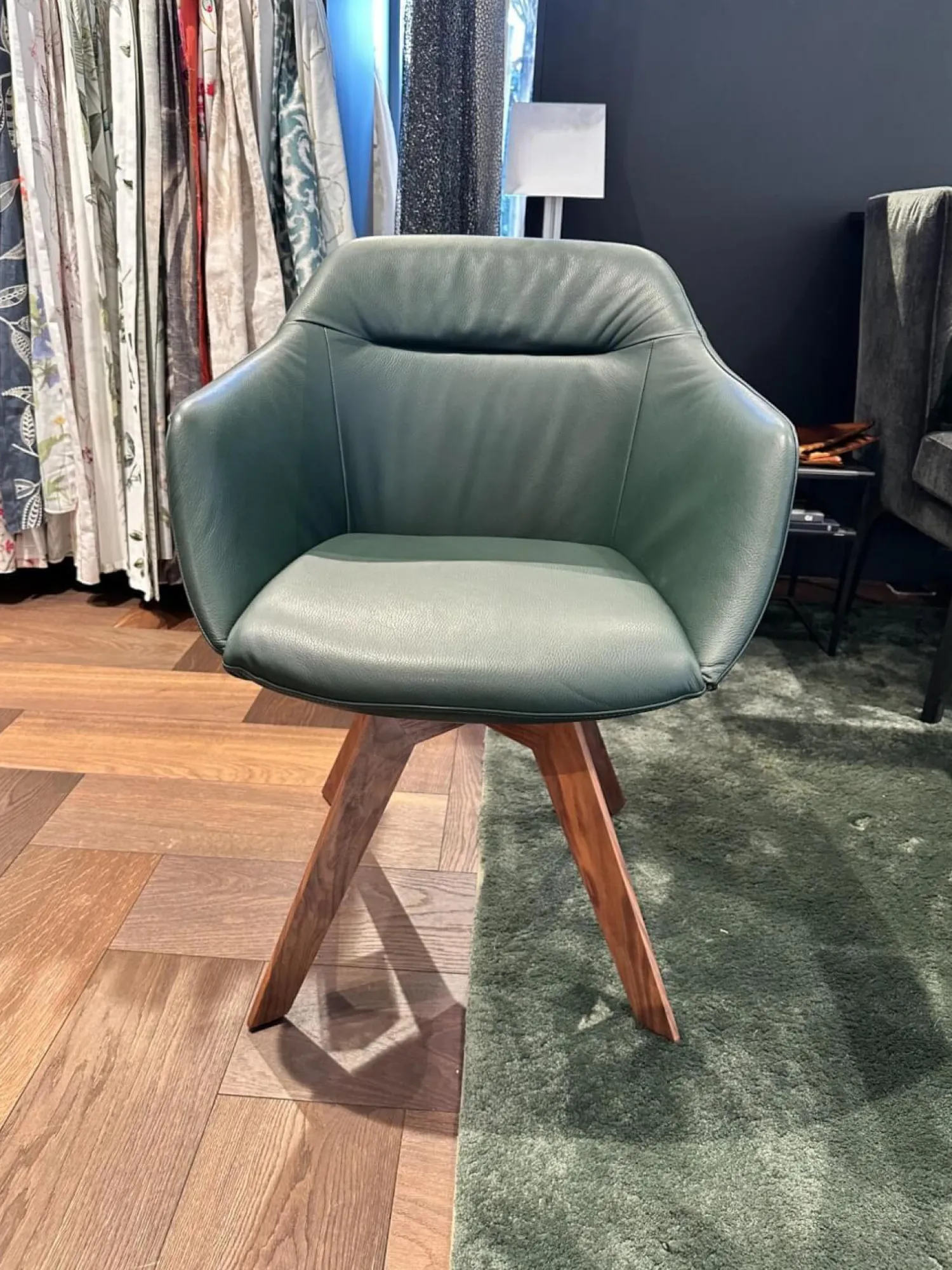 Bielefelder Werkstätten Stuhlsets|2er Set Stuhl Cara Leder Normandie Grün Holzgestell Massiv Nussbaum Geölt