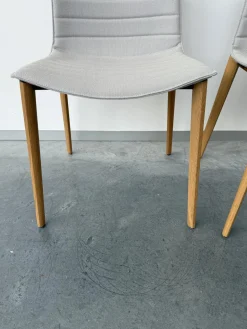 Arper Stuhlsets|2er Set Stuhl Catifa 46 Stoff Kvadrat Steellcut Trio 105 Grau Gestell Eiche Natur L22