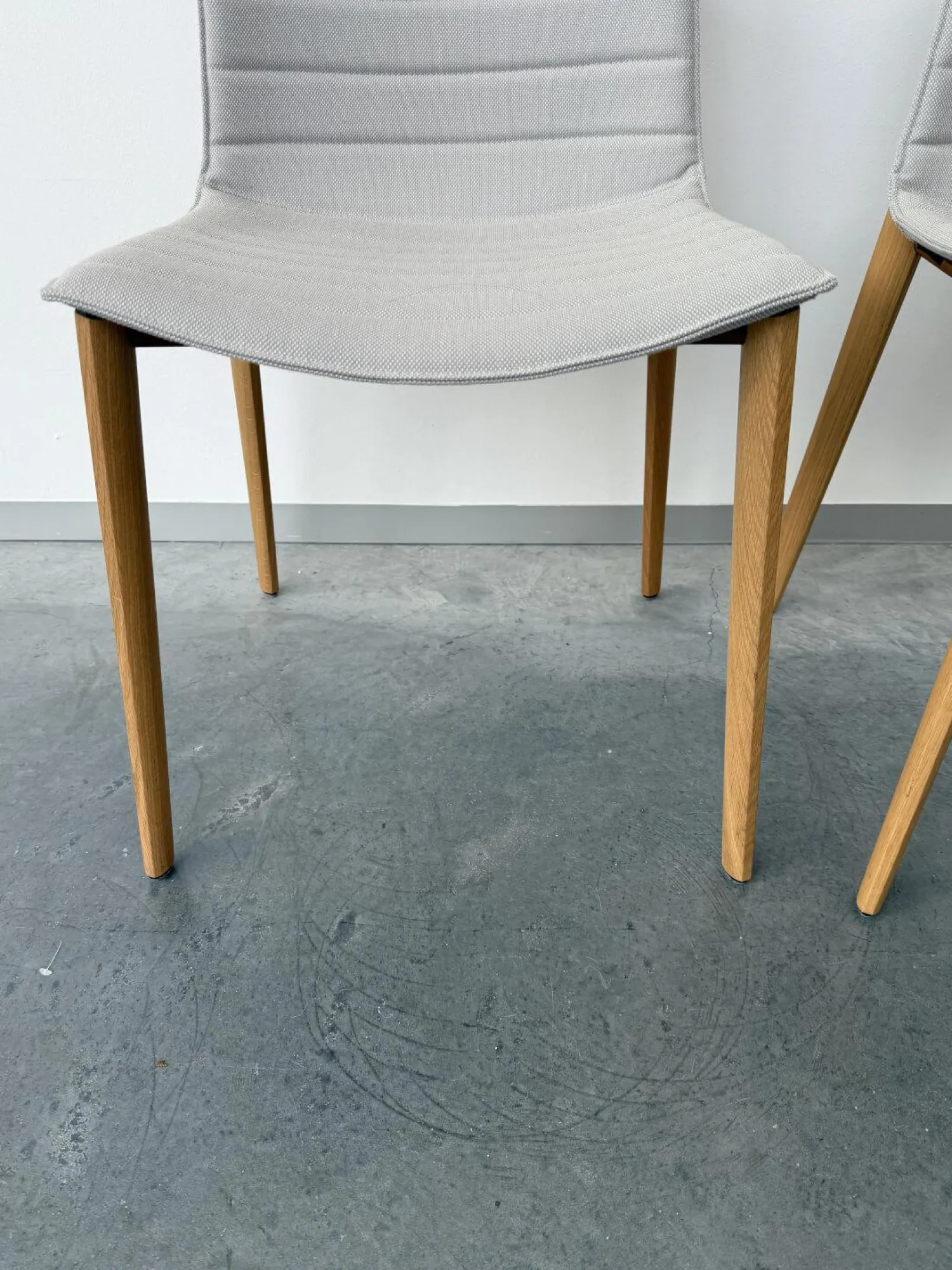 Arper Stuhlsets|2er Set Stuhl Catifa 46 Stoff Kvadrat Steellcut Trio 105 Grau Gestell Eiche Natur L22