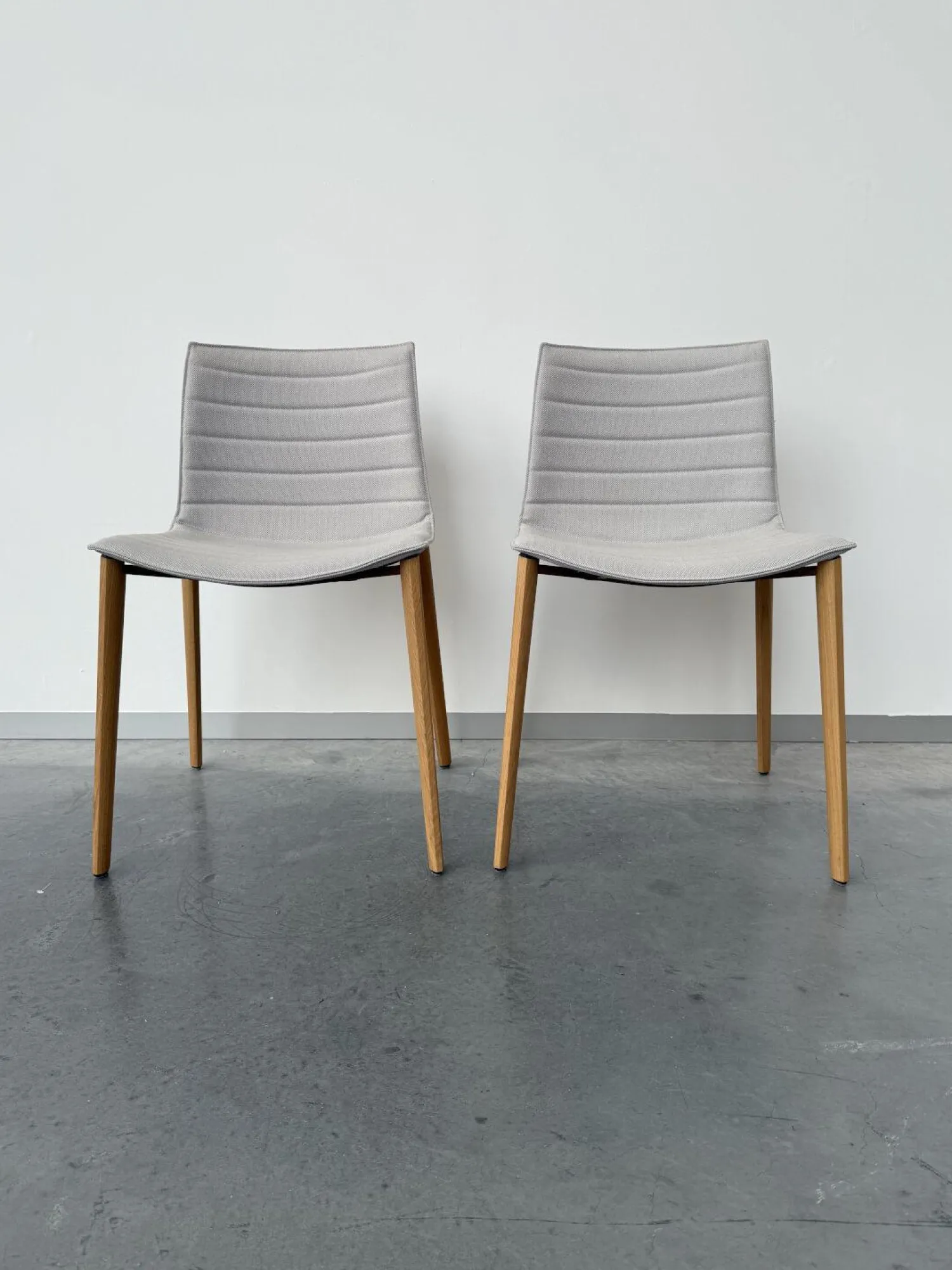 Arper Stuhlsets|2er Set Stuhl Catifa 46 Stoff Kvadrat Steellcut Trio 105 Grau Gestell Eiche Natur L22