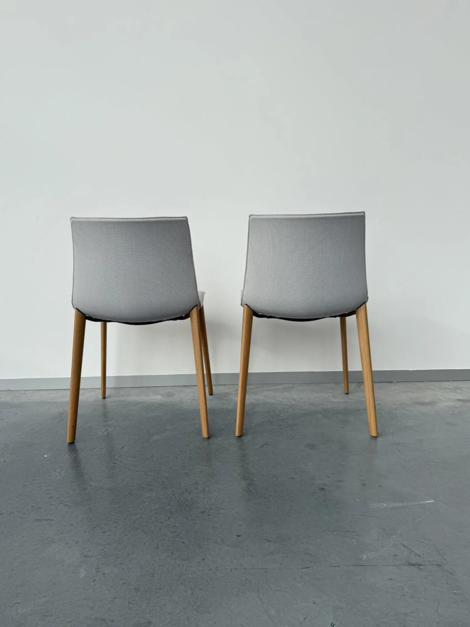 Arper Stuhlsets|2er Set Stuhl Catifa 46 Stoff Kvadrat Steellcut Trio 105 Grau Gestell Eiche Natur L22