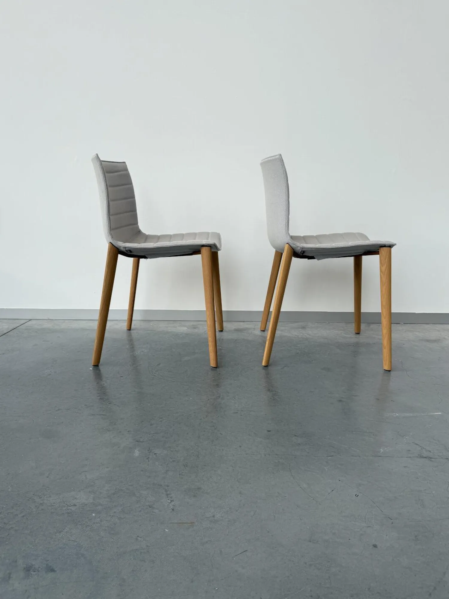 Arper Stuhlsets|2er Set Stuhl Catifa 46 Stoff Kvadrat Steellcut Trio 105 Grau Gestell Eiche Natur L22