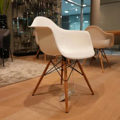 Vitra Stuhlsets|6er Set Stuhl Eames Plastic Armchair DAW Polypropylen Weiß Holzuntergestell Ahorn Gelblich Mit Verstrebungen