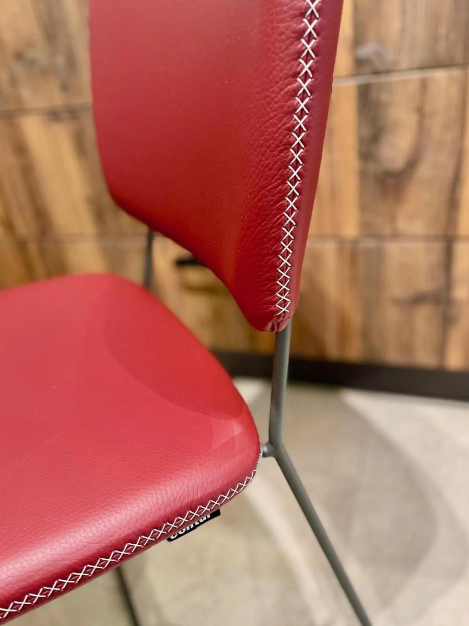 Contur Stuhlsets|4er Set Stuhl Gubio Echtleder Azalee Rot Schlittengestell Umbragrau Grau Ziernaht Kreuzstich Naturell Weiß