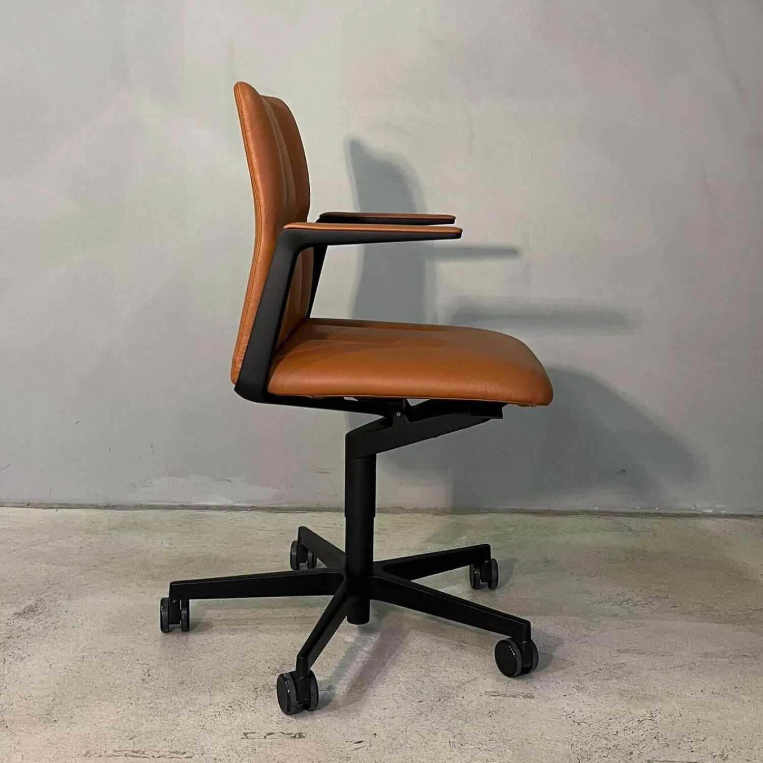 Walter Knoll Bürostühle|Stuhlsets|4er Set Stuhl Leadchair Management Leder Napoli Cognac Braun Gestell Schwarz Matt Pulverbeschichtet Füße Rollen Schwarz