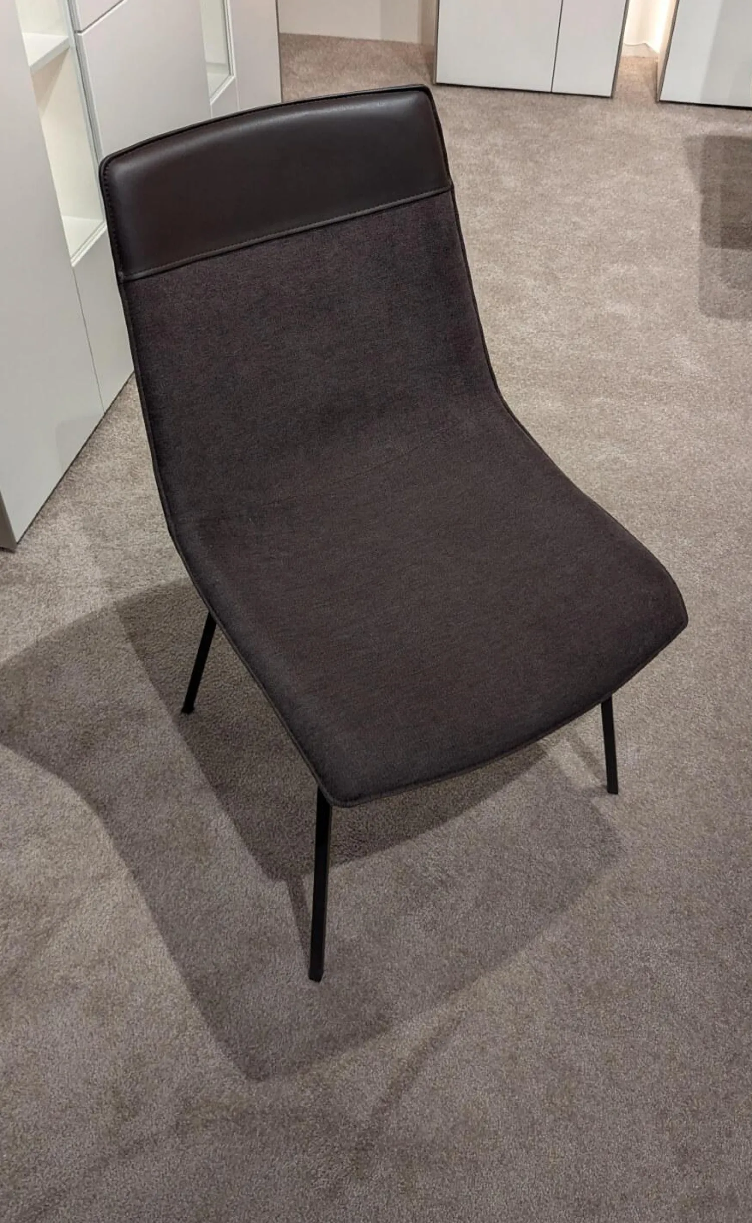 Wimmer Stuhlsets|6er Set Stuhl LS20 455100 Linja Innen Stoff ROM8006 Romeo Brownie Grau Braun Außen Leder LIN 682 Linea Coffee Schwarz Gestell Metall RAL 8019 Grau Braun Pulverbeschichtet