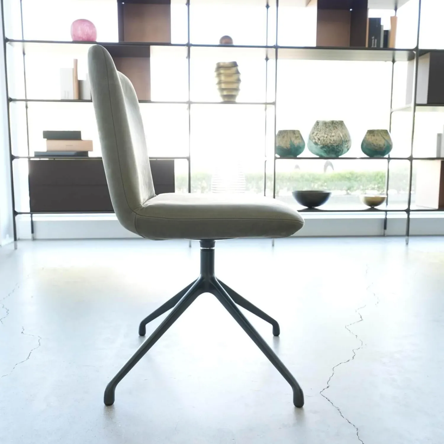 Riva1920 Stuhlsets|4er Set Stuhl Materia Soft Leder Nabuk Nubuk 104 Salvia Grau Aluminiumgestell Base Irondust Schwarz Drehbar