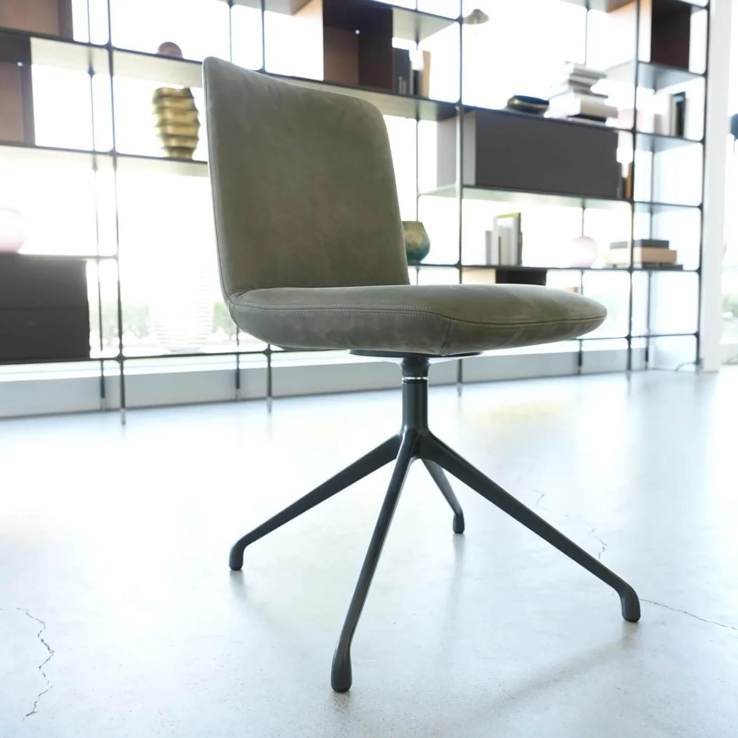 Riva1920 Stuhlsets|4er Set Stuhl Materia Soft Leder Nabuk Nubuk 104 Salvia Grau Aluminiumgestell Base Irondust Schwarz Drehbar