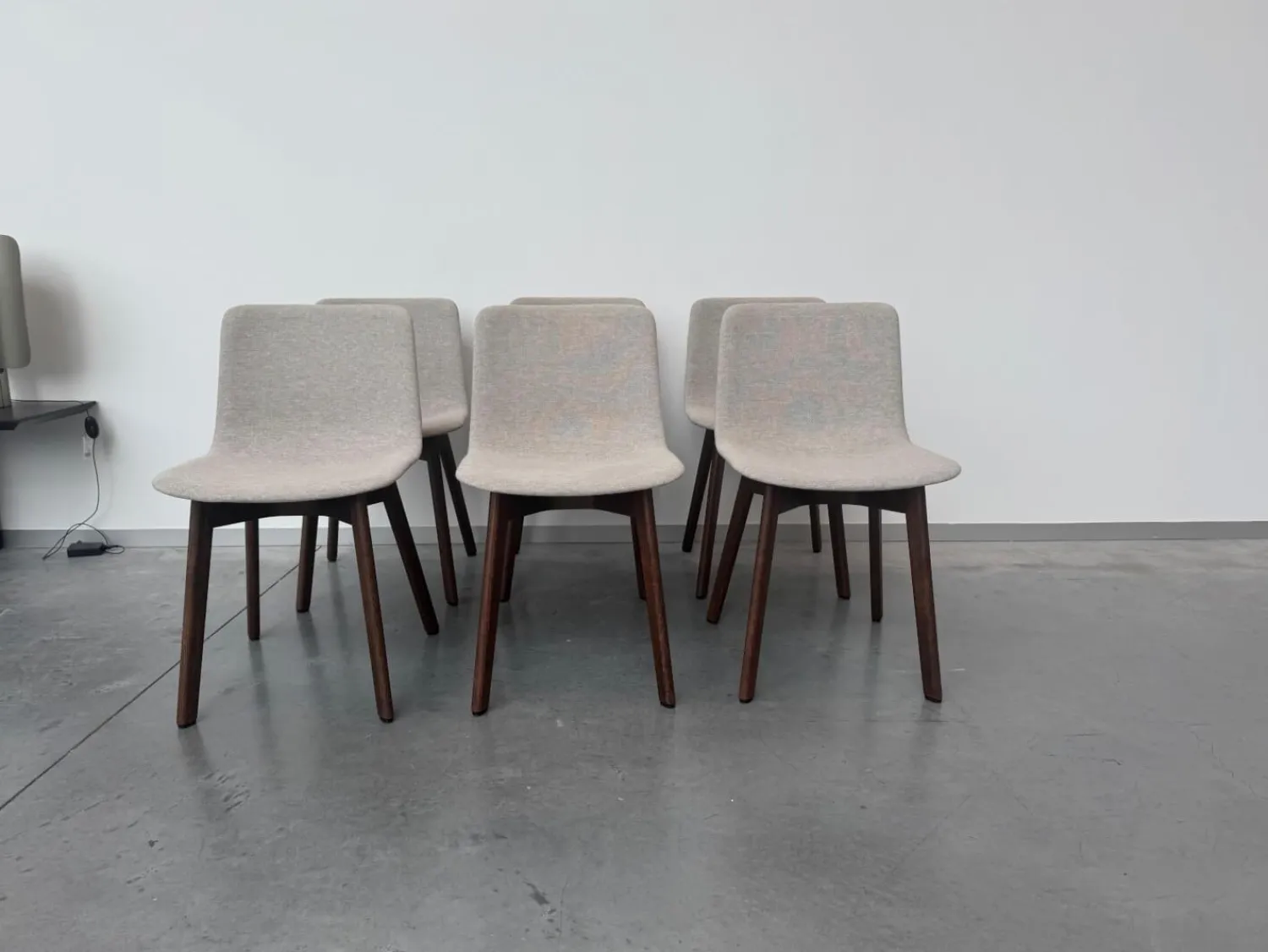 Fredericia Stuhlsets|6er Set Stuhl Pato Stoff Kvadrat Clay 0012 Grau Gestell Geräucherte Eiche Gebeizt Und Lackiert Mit Gleitern