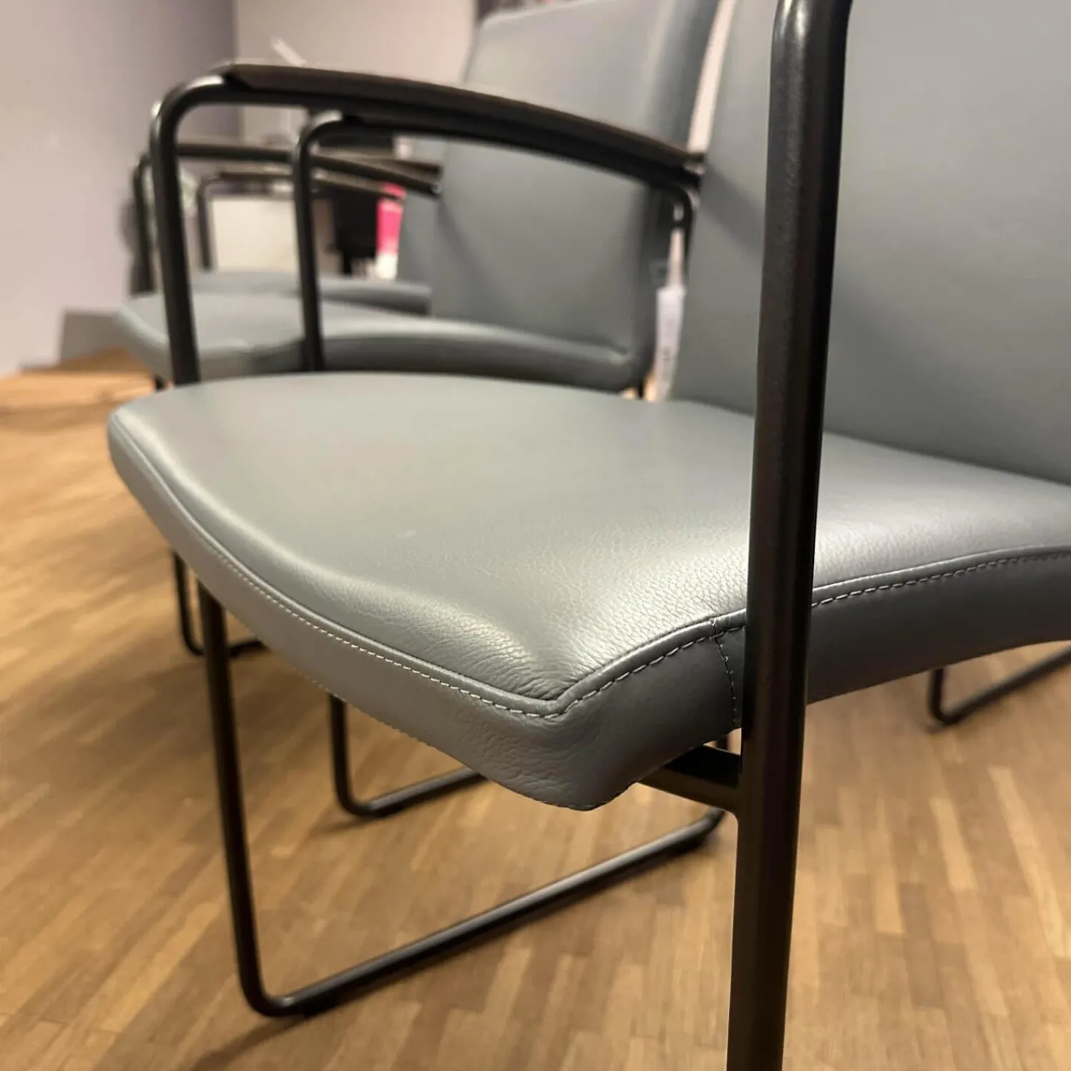 Leolux Stuhlsets|4er Set Stuhl Talos Bezug Leder Ceras 3190 Dew Blau Armlehne Eiche M4500 Pine Grey Grau Matt Gestell Epoxy E2200 Nuit Schwarz