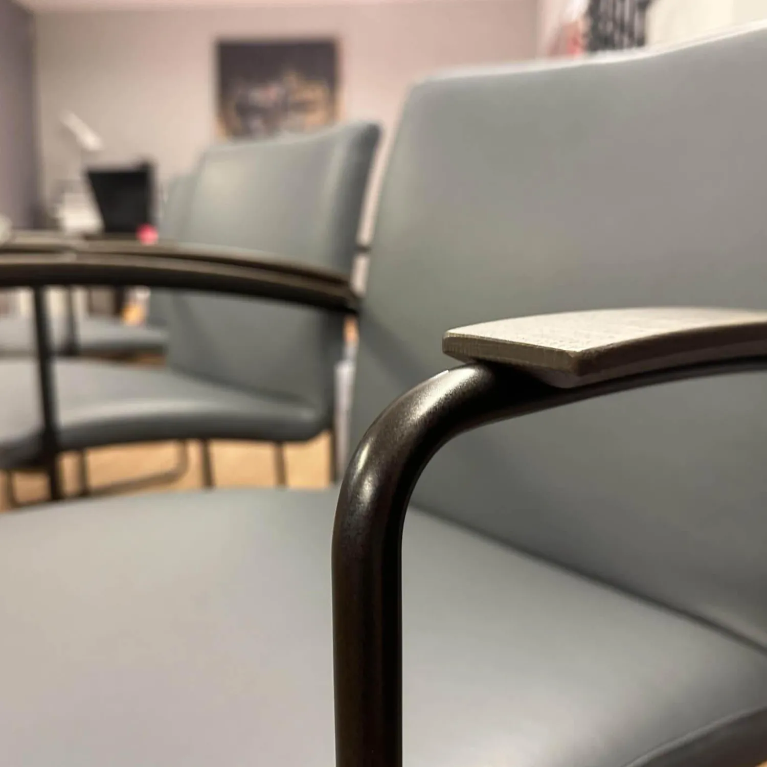 Leolux Stuhlsets|4er Set Stuhl Talos Bezug Leder Ceras 3190 Dew Blau Armlehne Eiche M4500 Pine Grey Grau Matt Gestell Epoxy E2200 Nuit Schwarz