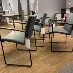 Leolux Stuhlsets|4er Set Stuhl Talos Bezug Leder Ceras 3190 Dew Blau Armlehne Eiche M4500 Pine Grey Grau Matt Gestell Epoxy E2200 Nuit Schwarz