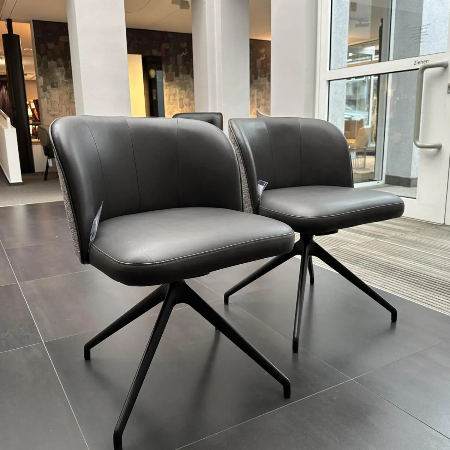 KFF Stuhlsets|2er Set Stuhl V2 Gaia LNE 10109 STV2 Bezug Innen Leder Sauvage Anthrazit 8102 Grau Außen Sonderbezug Hellgrau Gestell 4 Fuß Stern SL Struktur M02 Schwarz Mit Kunststoffgleitern