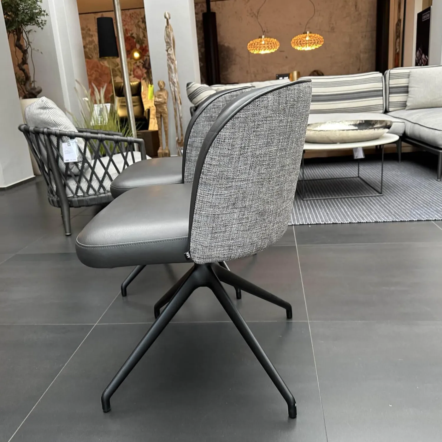 KFF Stuhlsets|2er Set Stuhl V2 Gaia LNE 10109 STV2 Bezug Innen Leder Sauvage Anthrazit 8102 Grau Außen Sonderbezug Hellgrau Gestell 4 Fuß Stern SL Struktur M02 Schwarz Mit Kunststoffgleitern