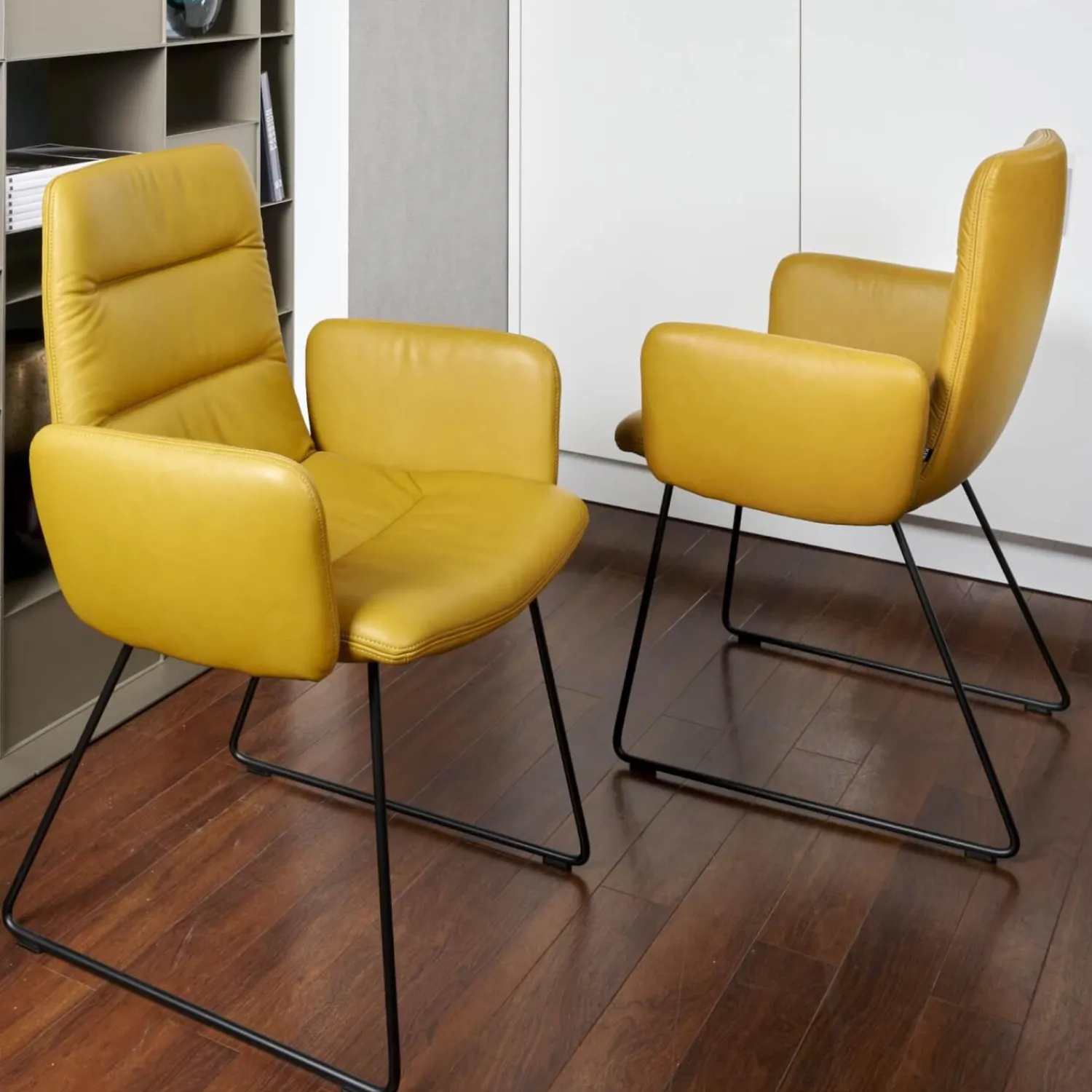 KFF Stuhlsets|2-er Stuhlgruppe Arva Light Mit Armlehne Leder Sauvage Citrin 8118 Drahtkufe Schwarz