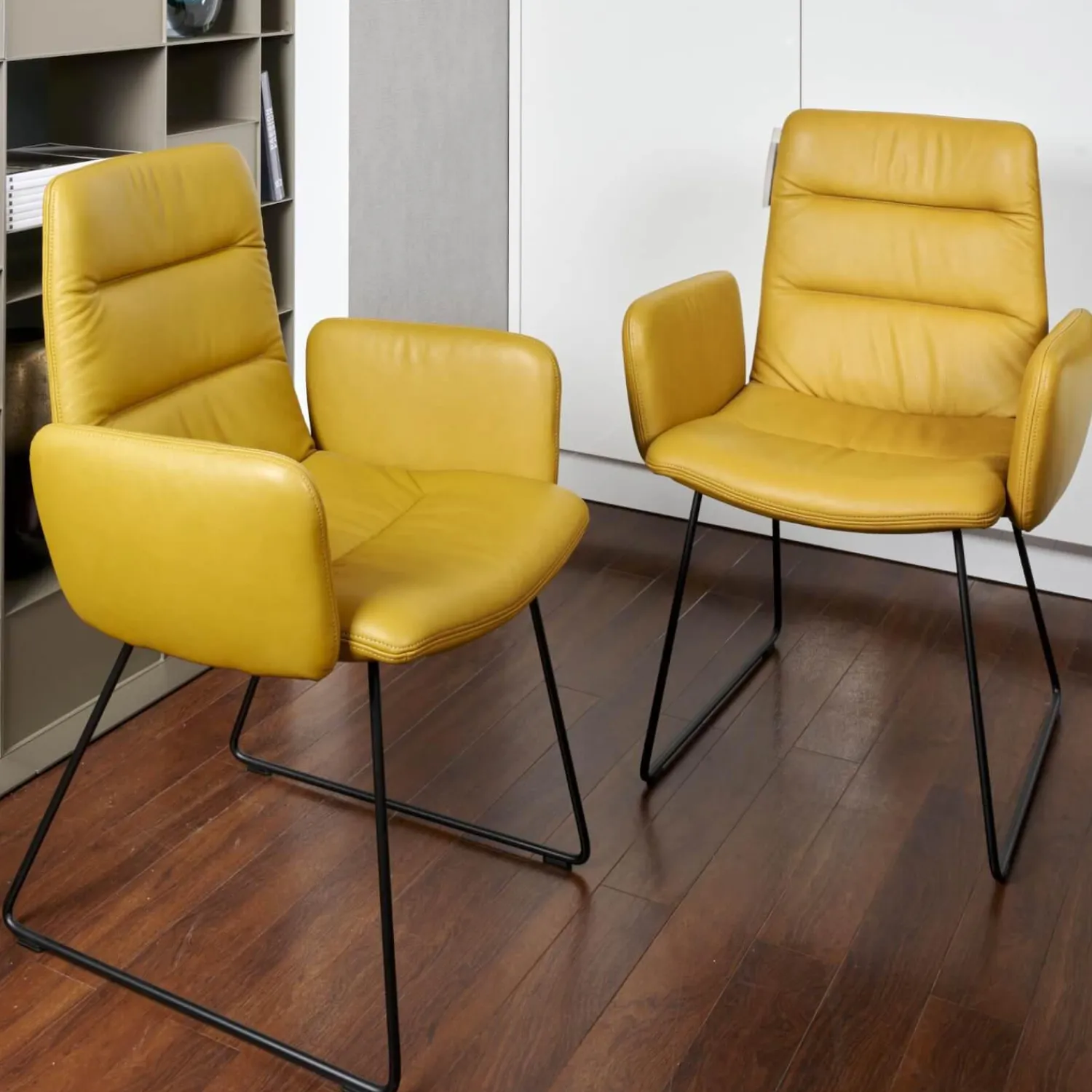 KFF Stuhlsets|2-er Stuhlgruppe Arva Light Mit Armlehne Leder Sauvage Citrin 8118 Drahtkufe Schwarz